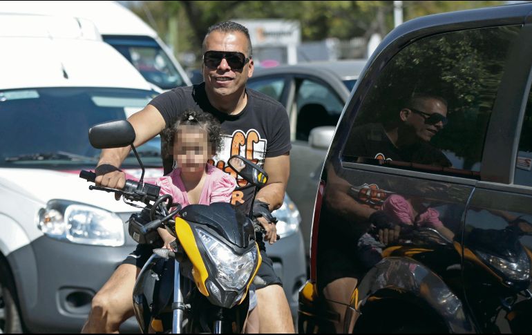 La ley prohíbe a motociclistas transportar a pasajeros que no puedan sujetarse por sus propios medios, pero esa es una práctica común. Las multas por dicha falta han ido a la baja. EL INFORMADOR / F. Atilano
