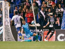 Brian Fernández (derecha) supera al arquero Nicolás Vikonis para poner el 2-1 a favor de los Rayos. MEXSPORT