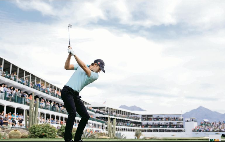El tapatío Carlos Ortiz libró el corte y jugará el fin de semana en Arizona. En la imagen realiza uno de sus tiros en el hoyo 16. AFP