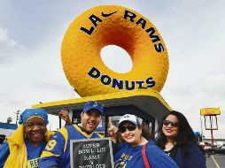 Algunos aficionados de los Rams portan playeras de su equipo en Atlanta, previo al Super Bowl de mañana ante los Patriots de Nueva Inglaterra. AFP