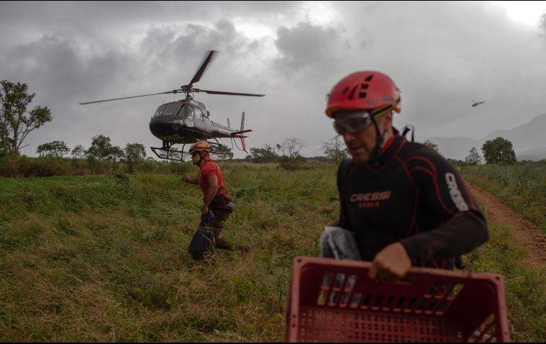 Los bomberos recibieron en la mañana de este sábado el refuerzo de unos 60 militares de la Fuerza Nacional, quienes auxiliarán en las labores de búsqueda y rescate en los próximos días. AFP/ ARCHIVO