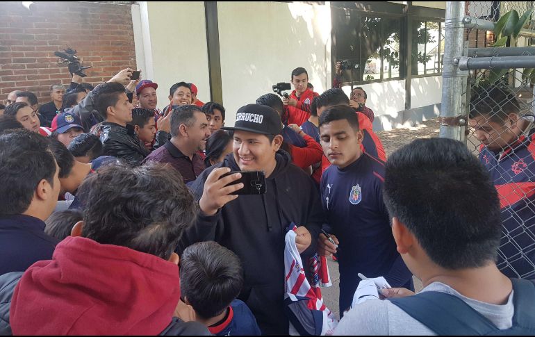Minutos después de terminado el entrenamiento, la mayoría de los jugadores, entre ellos Alexis Vega, salieron del terreno de juego para complacer a los aficionados con fotografías y autógrafos. EL INFORMADOR / F. Romero