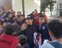 Minutos después de terminado el entrenamiento, la mayoría de los jugadores, entre ellos Alexis Vega, salieron del terreno de juego para complacer a los aficionados con fotografías y autógrafos. EL INFORMADOR / F. Romero