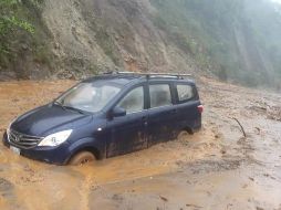 Rescatistas usan sierras mecánicas para abrirse paso en los autos que quedaron sepultados con pasajeros dentro. TWITTER