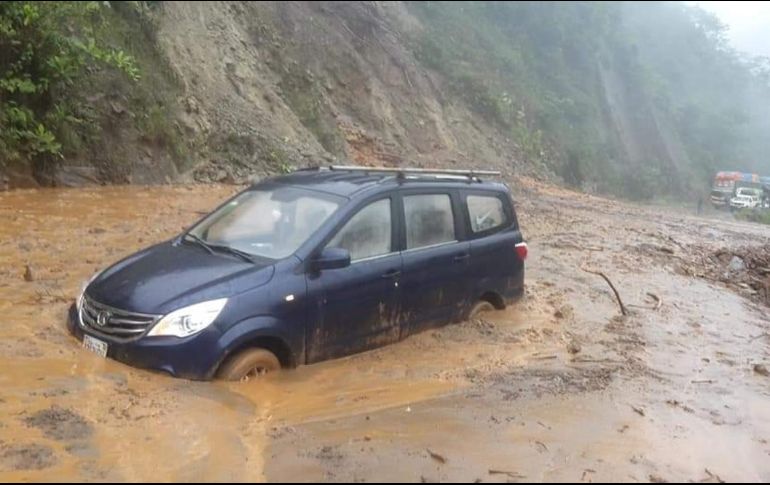 Rescatistas usan sierras mecánicas para abrirse paso en los autos que quedaron sepultados con pasajeros dentro. TWITTER