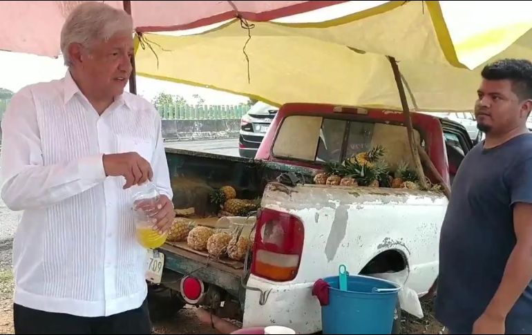 El mandatario encabezó un acto oficial en Acayucan, y conversó unos momentos con el vendedor. TWITTER