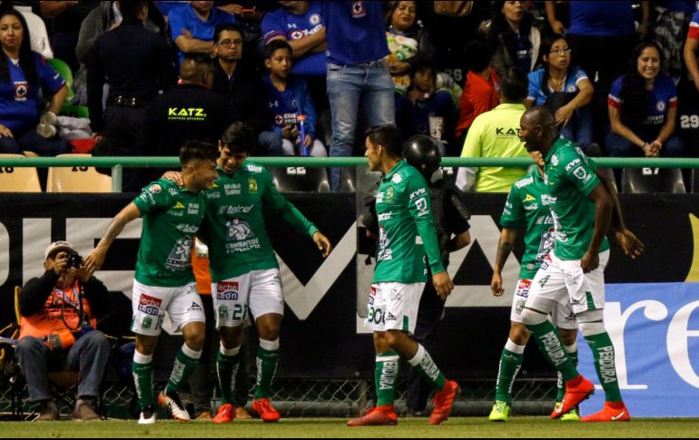 Jean Meneses celebra su gol junto con sus compañeros de equipo. AFP/G. Becerra