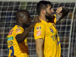 Enner Valencia (i) y Andre gignac (d) de Tigres festejan una anotación ante Santos Laguna. EFE/M. Sierra