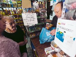 Por iniciativa propia, José avisó a sus clientes que dejará de darles bolsas de plástico por el daño que hacen al medio ambiente y porque en los próximos meses estará prohibido. Sin embargo, no le han dicho cuándo. EL INFORMADOR / G. Gallo