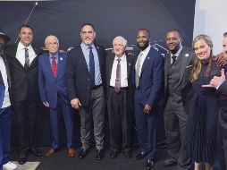 De izquierda a derecha, Ed Reed, Tony González, Johnny Robinson, Kevin Mawae, Gil Brandt, Champ Bailey, Ty Law y la familia de Pat Bowlen. @profootballhof