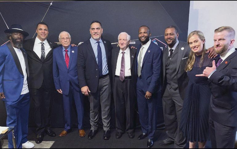 De izquierda a derecha, Ed Reed, Tony González, Johnny Robinson, Kevin Mawae, Gil Brandt, Champ Bailey, Ty Law y la familia de Pat Bowlen. @profootballhof