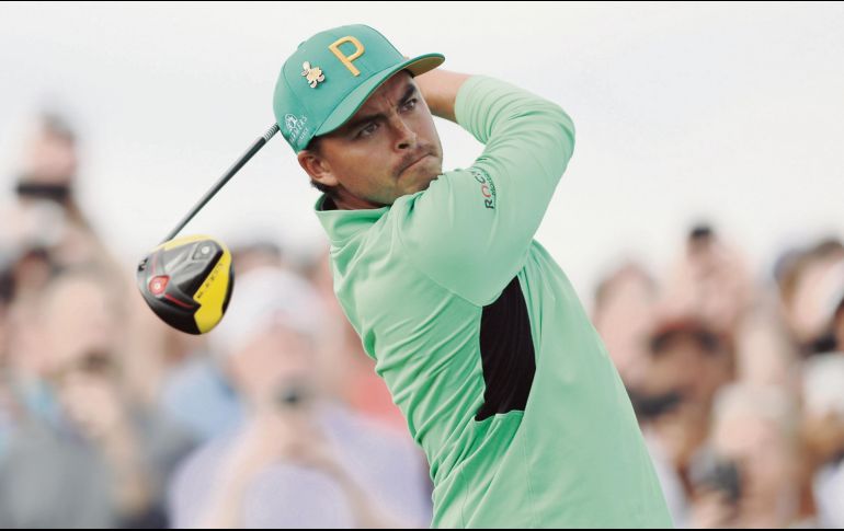El estadounidense Rickie Fowler observa uno de sus tiros en el hoyo 15, durante la tercera ronda celebrada ayer en Phoenix. AFP