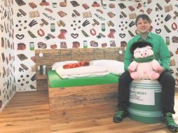 Bratwursthotel. Su dueño, Claus Böbel, posa encantado con un peluche de puerquito. AFP