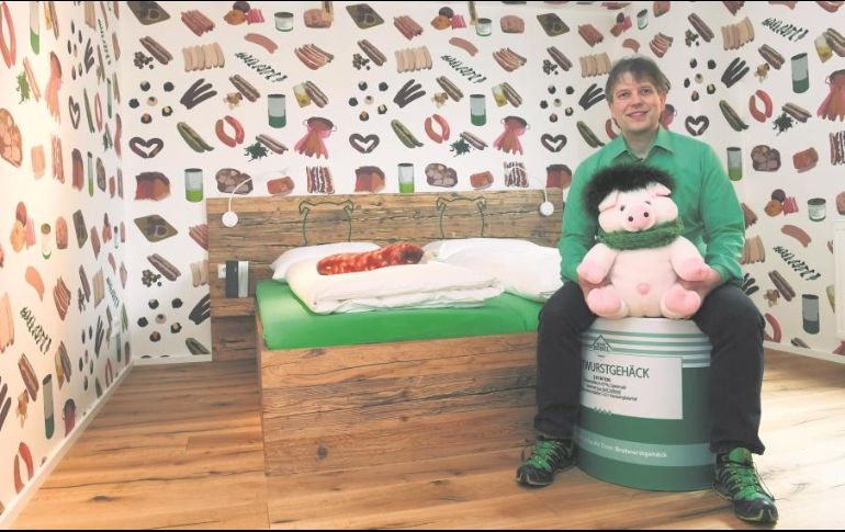 Bratwursthotel. Su dueño, Claus Böbel, posa encantado con un peluche de puerquito. AFP