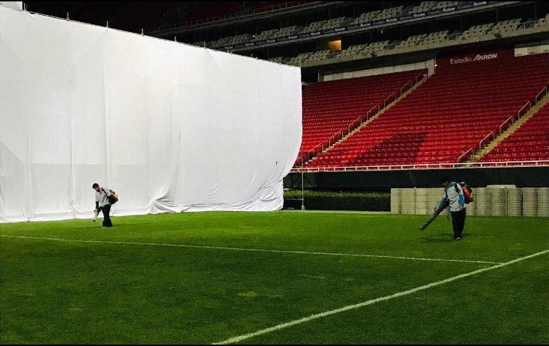 Luego de que se presentara Juanes la noche de ayer, personal de mantenimiento trabajó horas extras en el lugar. EL INFORMADOR / A. Ramírez
