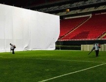 Luego de que se presentara Juanes la noche de ayer, personal de mantenimiento trabajó horas extras en el lugar. EL INFORMADOR / A. Ramírez