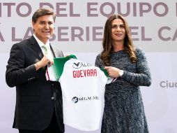 Omar Canizales (I), presidente de la LMP, entrega a Guevara (D) el jersey oficial que usará México en la justa caribeña. TWITTER/@Charrosbeisbol