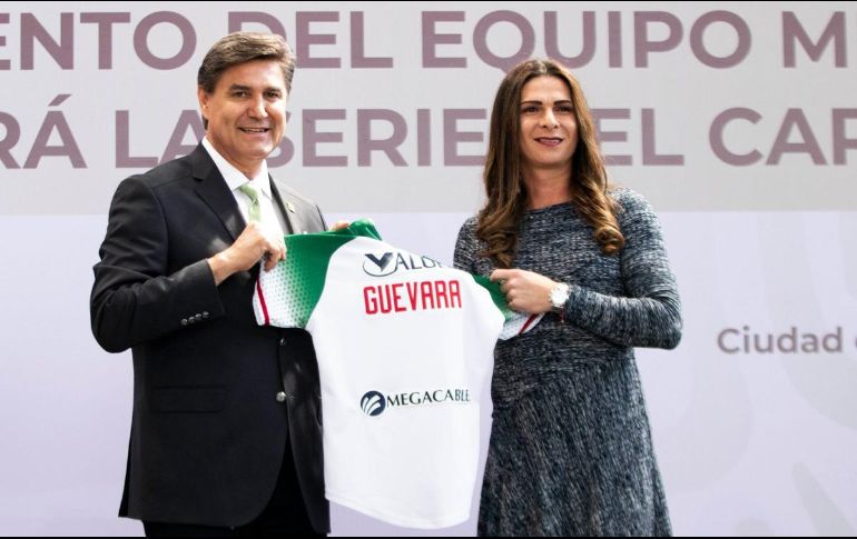 Omar Canizales (I), presidente de la LMP, entrega a Guevara (D) el jersey oficial que usará México en la justa caribeña. TWITTER/@Charrosbeisbol