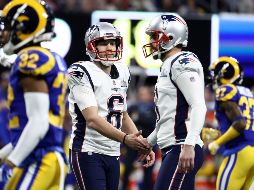 Ryan Allen felicita al pateador Stephen Gostkowski por el gol de campo que abrió el marcador en el segundo cuarto. AFP/A. BELLO