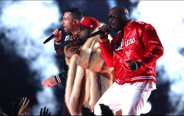 Adam Levine, Big Boi, y Sleepy Brown durante su interpretación. AFP / A. Bello