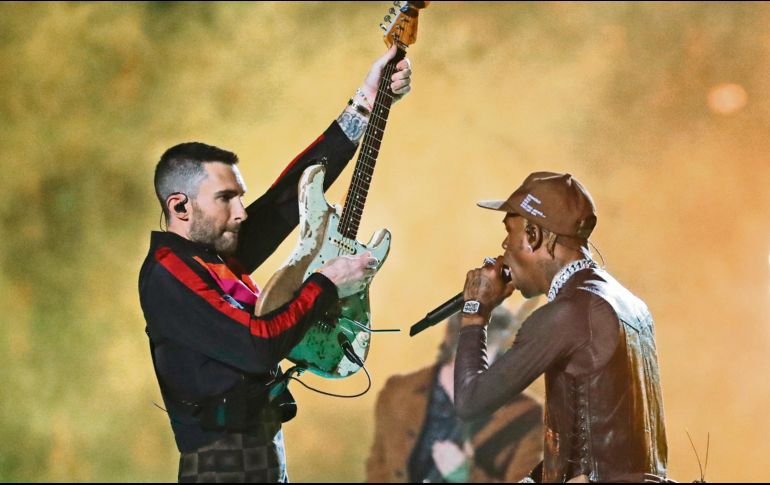 El rapero Travis Scott junto a Maroon 5 durante el show de medio tiempo del Super Bowl LIII. EFE