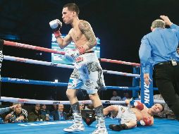 Óscar Valdez lució su potencia de puños ante el italiano, que terminó la pelea en la lona. AP