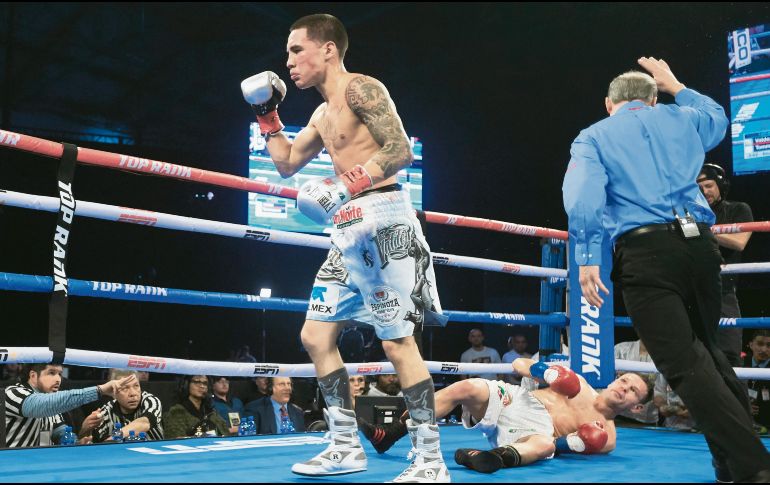 Óscar Valdez lució su potencia de puños ante el italiano, que terminó la pelea en la lona. AP