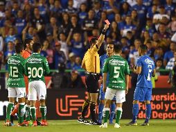 Con las bajas de Adrián Alerte y Pablo Aguilar, por lesión, la directiva del Cruz Azul espera que sea válida la apelación para el peruano (D). MEXSPORT / ARCHIVO