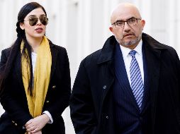 Emma Coronel Aispuro (i), y el abogado Ángel Eduardo Balarezo (d) salen del Tribunal Federal de los Estados Unidos después del primer día de deliberaciones. EFE/. Lane