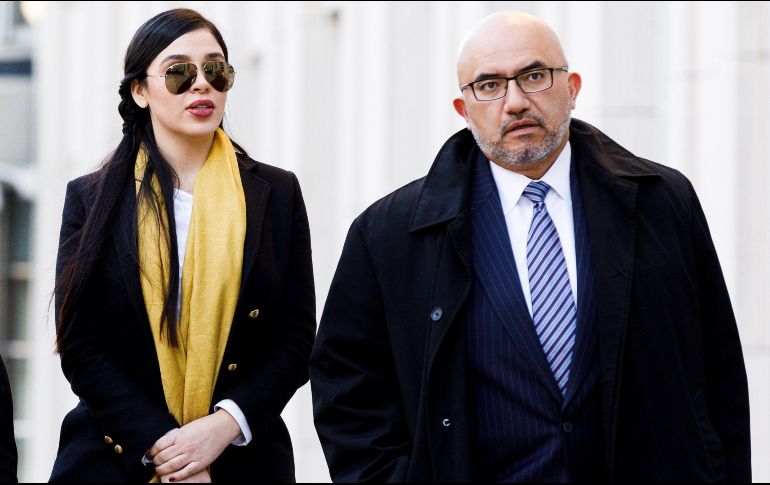 Emma Coronel Aispuro (i), y el abogado Ángel Eduardo Balarezo (d) salen del Tribunal Federal de los Estados Unidos después del primer día de deliberaciones. EFE/. Lane