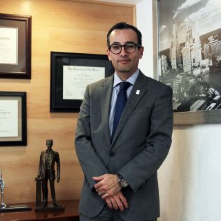 La UdeG pone tope salarial a rector