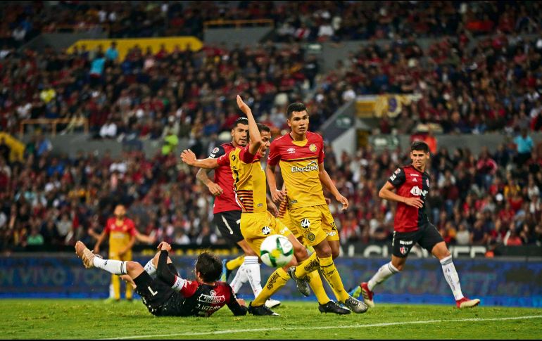 En el primer partido entre ellos en Copa, los Leones Negros vencieron 2-1 a los rojinegros. EL INFORMADOR / ARCHIVO