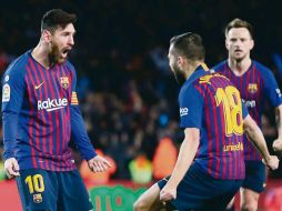 Lionel Messi (#10) salió lesionado del juego ante Valencia. AP