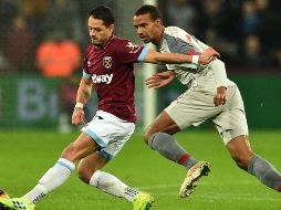 Hernández (I) fue sustituido al 79' para ceder su lugar a Andy Carroll. AFP / G. Kirk