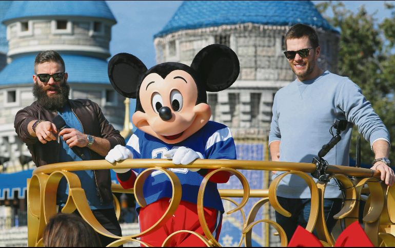 Julian Edelman (I) y Tom Brady (D) visitaron Magic Kingdom en Florida, donde fueron vitoreados por quienes estaban en el parque de diversiones. AP / J. Burkbank