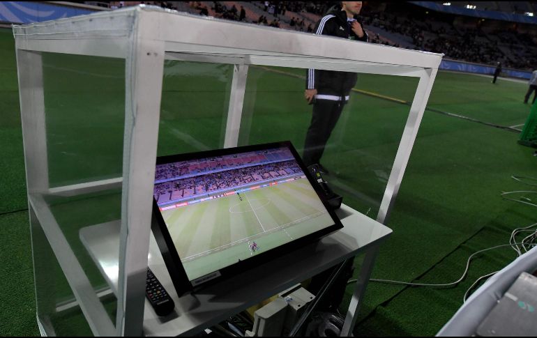 La UEFA se reunió con los 16 equipos que quedan en competencia para explicarles la manera en que funciona este sistema. AFP / ARCHIVO