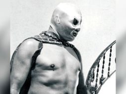 El 5 de febrero de 1984, tras una actuación en el Teatro Blanquita, donde realizaba actos de escapismo, El Santo murió de un infarto de miocardio. SUN / ARCHIVO