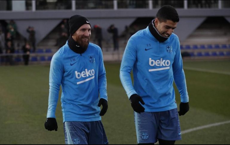 El jugador volvió a las prácticas después de perderse la sesión del lunes por una contractura en el aductor producida en el último partido de Liga ante el Valencia. TWITTER / @FCBarcelona_es