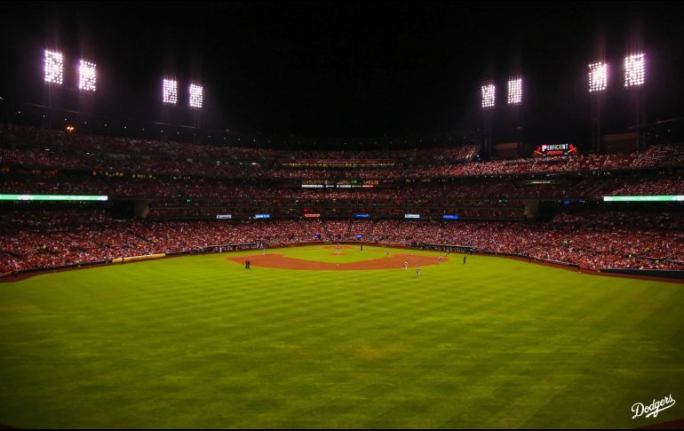 Una pelota habría traspasado el área cubierta por la malla protectora, y golpeó a una mujer de 79 años en la cabeza. TWITTER / @Dodgers
