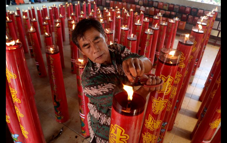 Un hombre enciende una vela en el templo Gayatri en Cilodong, Indonesia.