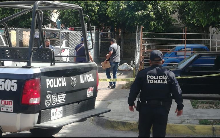 El cuerpo fue llevado a las instalaciones del Instituto Jalisciense de Ciencias Forenses, donde permanecerá en espera de que sea reconocido por sus familiares.  ESPECIAL/