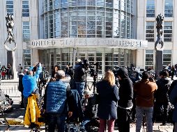 Periodistas esperan afuera de la Corte Federal de los Estados unidos mientras continúa la deliberación de los jurados en el caso contra Joaquín 