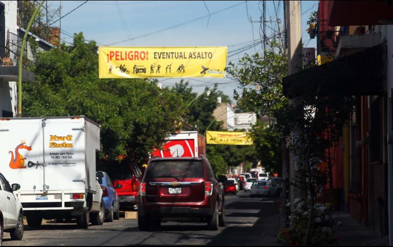 Locatarios y vecinos apoyan las mantas en las que se puede leer mensajes como 