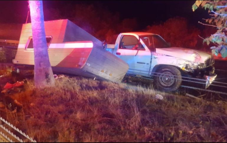 El camper y los tripulantes que venían en la parte trasera salieron despedidos contra el camellón tras el choque. TWITTER