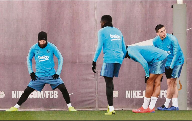 Lionel Messi (izquierda) entrenó ayer con el Barcelona, pero aún no está definido si jugará hoy ante el Real Madrid. AFP