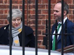 Theresa May se reunió con sus ministros antes de viajar a Irlanda del Norte para defender una vez más su plan para la salida de la Unión Europea. EFE/A. Rain