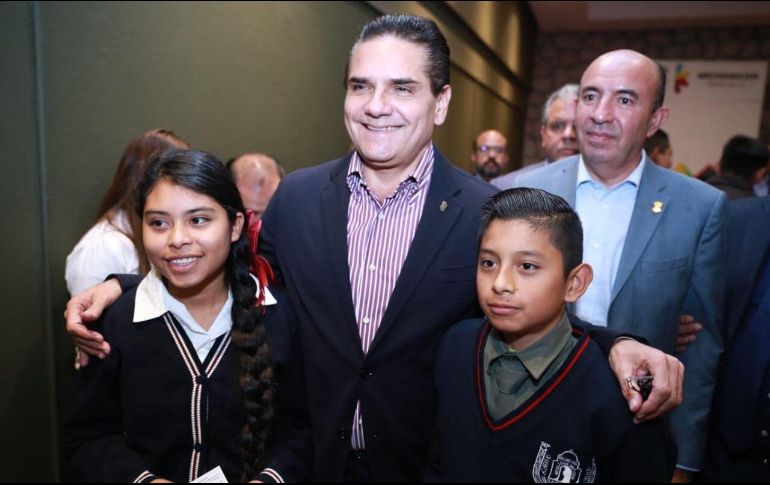 Aureoles insistió que el compromiso de su gobierno es que de una vez por todas se resuelvan los asuntos pendientes de los maestros. FACEBOOK/SilvanoAureoles