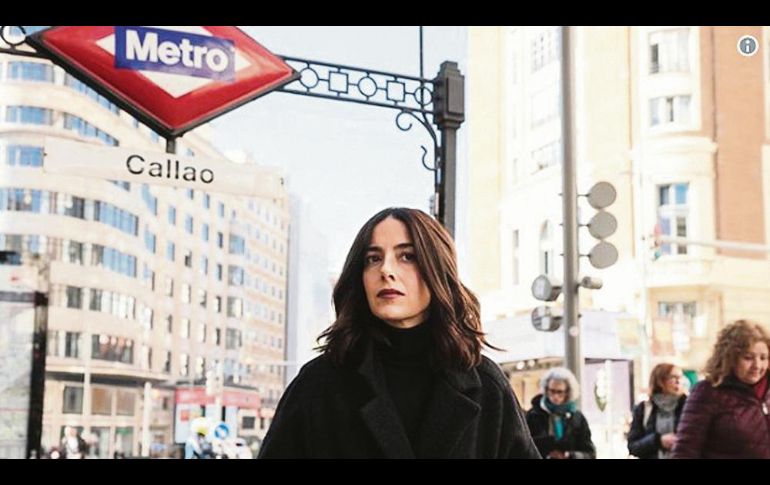 En la foto, la actriz aparece en su papel de “Paulina de la Mora” recorriendo las calles de La Gran Vía, en Madrid. ESPECIAL
