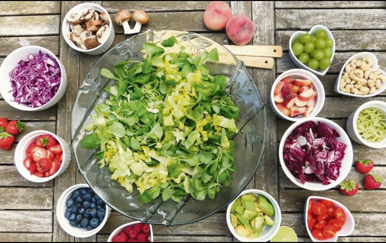 Si se desea perder peso, es recomendable ingerir alimentos ricos en fibra, como verduras, frutas y cereales. PIXABAY