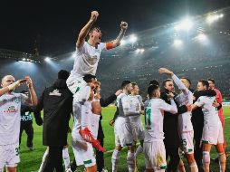 Jugadores del Werder Bremen celebran tras conseguir el boleto a Cuartos de Final. AP